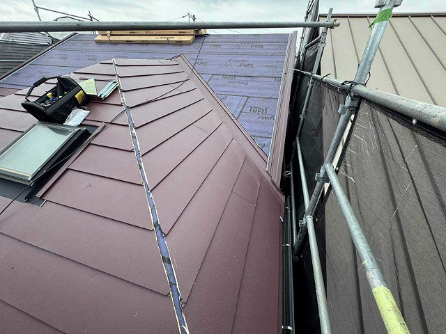 名東区で屋根カバー工法にてGL鋼板系屋根材を設置、棟板金を施工し工事を完了していく様子を紹介